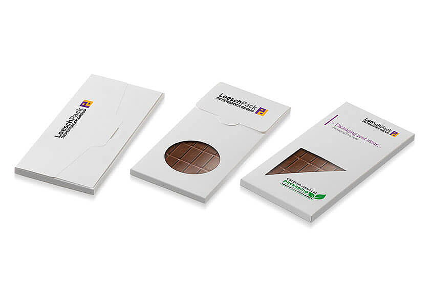 Tableta de chocolate en envase individual Tres tabletas de chocolate envueltas individualmente, dos por delante y una por detrás