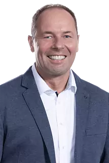 Thomas Czioska, Director Sales Marketing and Sales at LoeschPack Portrait of Sales and Marketing Director Thomas Czioska in white shirt and dark jacket