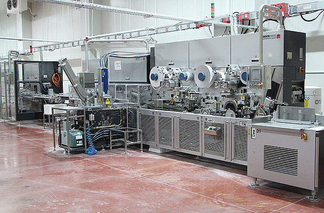 Seitenansicht einer Verpackungsanlage in Produktionshalle