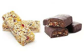 Packaging solutions for granola bars and protein bars Two white granola bars lie stacked next to three dark bars