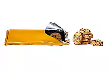 À côté d'un paquet de biscuits déchiré se trouvent six biscuits individuels.