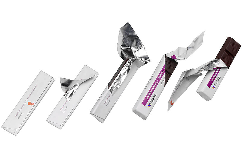 Schololadenriegel Verpackung einzeln Schokoriegelverpackung von fünf Riegeln wird schrittweise aufgerissen