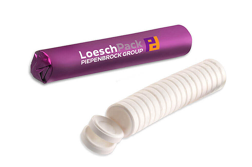 Envasado de caramelos prensados Un rollo de caramelo prensado blanco sin embalaje y un rollo con embalaje morado y logotipo LoeschPack.