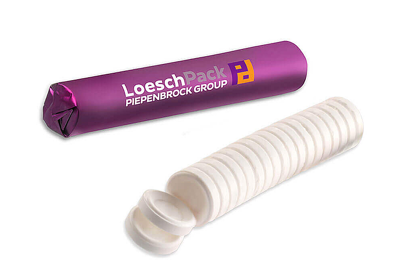 Un rouleau de bonbons pressés blancs sans emballage et un rouleau avec un emballage violet et le logo LoeschPack.