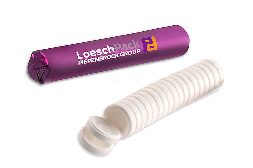 Un rollo de caramelo prensado blanco sin embalaje y un rollo con embalaje morado y logotipo LoeschPack.