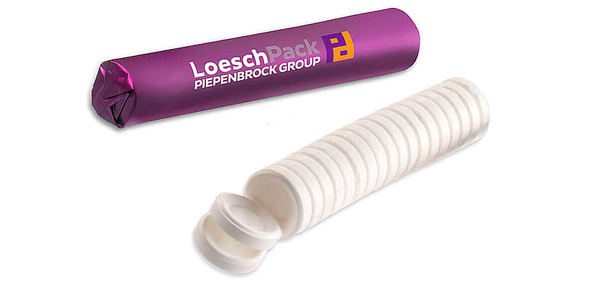 Un rouleau de bonbons pressés blancs sans emballage et un rouleau avec un emballage violet et le logo LoeschPack.