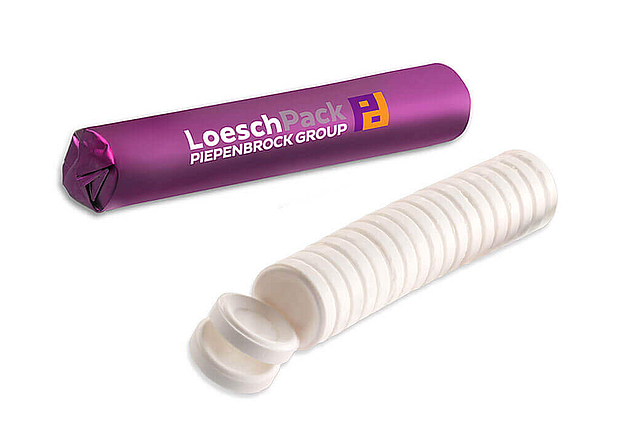 Envasado de caramelos prensados Un rollo de caramelo prensado blanco sin embalaje y un rollo con embalaje morado y logotipo LoeschPack.
