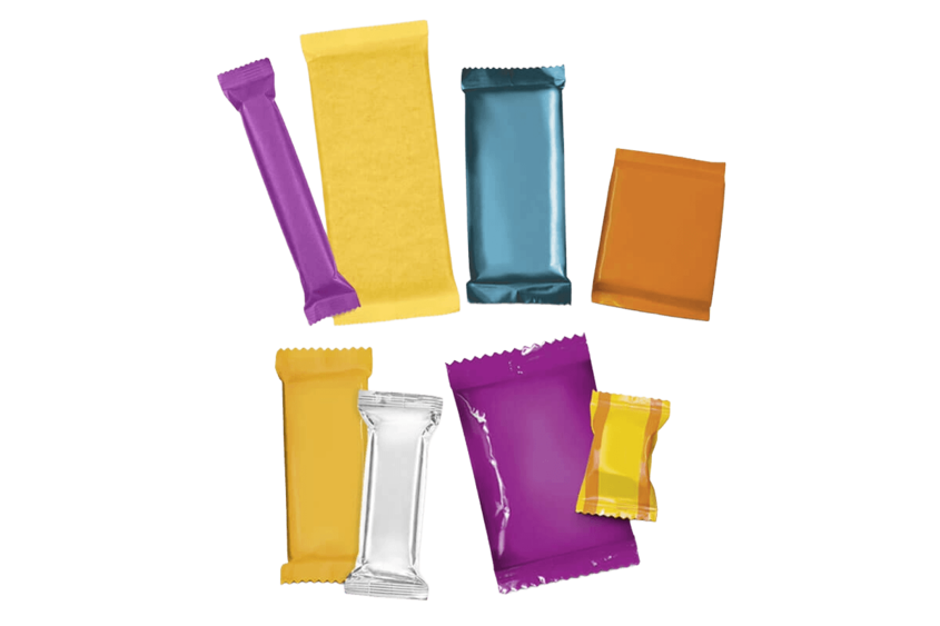 Bunte Flowpack-Verpackungen, verschiedene Größen und Farben auf weißem Hintergrund