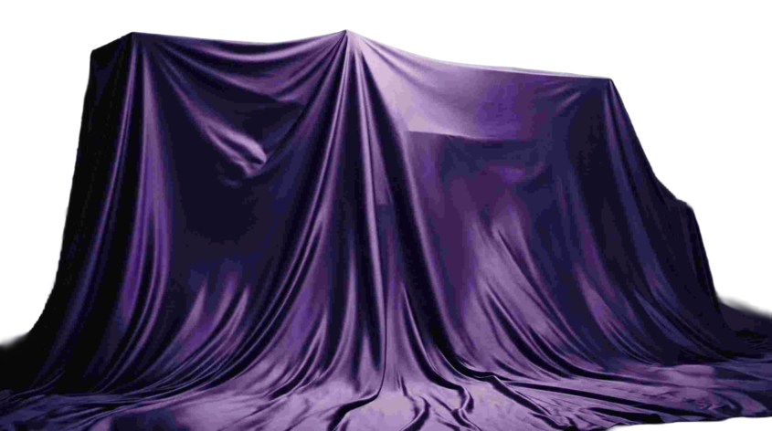 Verhüllte Maschine unter violettem Tuch, symbolische Produktenthüllung im industriellen Umfeld