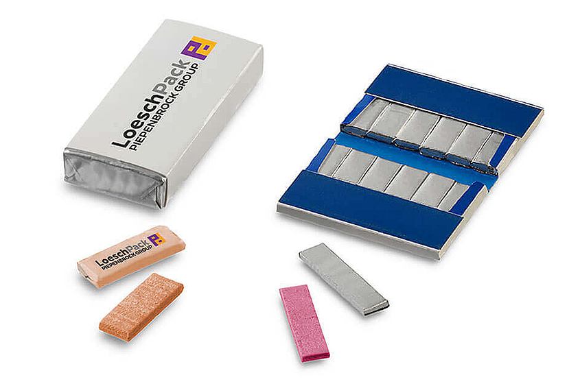 Embalaje para encías tab Un gran paquete de chicles se encuentra junto a un paquete abierto, mientras que en primer plano se pueden ver chicles individuales envueltos en una lengüeta