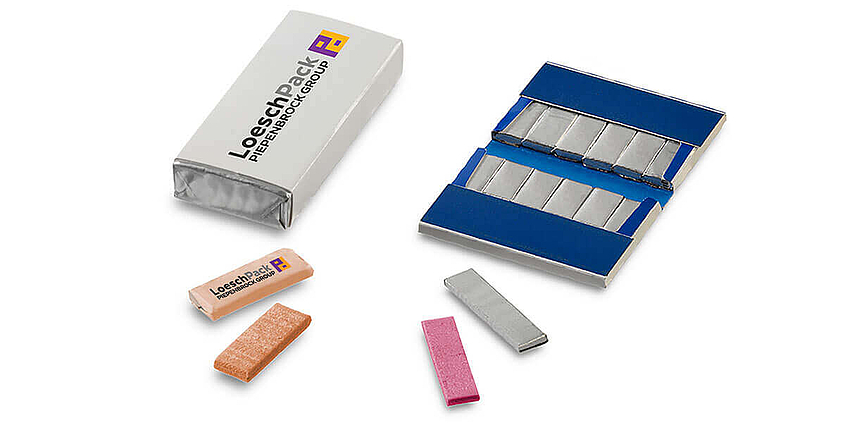 Packing for tab gums A large package of chewing gum lies next to an opened package, while in the foreground individual wrapped tab gums of chewing gum can be seen