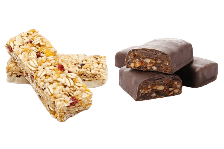 Müsliriegel und Proteinriegel, einzeln verpackt und angeschnitten, mit sichtbarer Füllung und Struktur