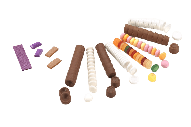 Kaugummi, Bonbons und Süßwaren in unterschiedlichen Formen und Farben, lose und als Rollen angeordnet
