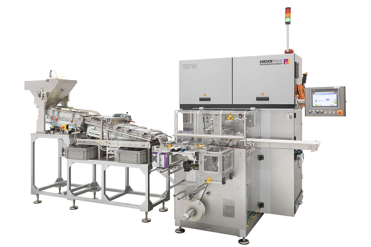 Vue générale latérale d'une machine à emballer les plis avec une tête d'emballage de Loeschpack